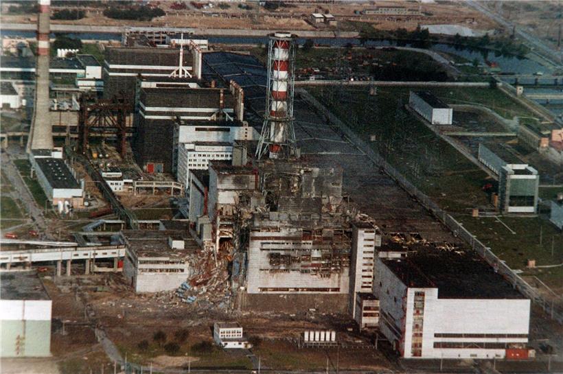 Zerstörter Reaktorblock II des Kernkraftwerks Tschernobyl nach der Explosion im April 1986 mit Trümmern und Rauch.