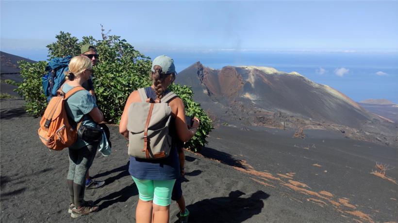 Blick auf die Asche und Lavalandschaft in der Umgebung des Vulkans auf La Palma
