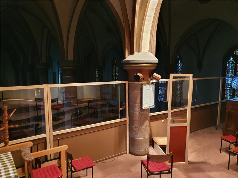 Blick auf die Empore der Pfarrkirche in Bissen. Hier sieht man die getroffenen Schutzmaßnahmen, u.a. Plexiglasplatten und die nötige Distanz zwischen den einzelnen Stühlen der Sängerinnen und Sänger.
