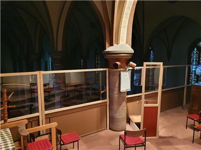 Blick auf die Empore der Pfarrkirche in Bissen. Hier sieht man die getroffenen Schutzmaßnahmen, u.a. Plexiglasplatten und die nötige Distanz zwischen den einzelnen Stühlen der Sängerinnen und Sänger.
