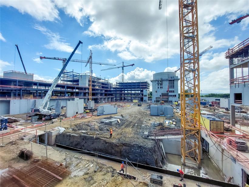 Blick auf die Großbaustelle in Wickringen – 6.000 Tonnen Stahl werden hier verbaut.
