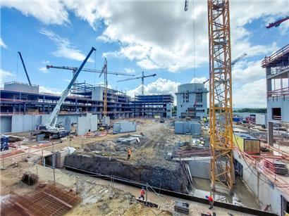 Blick auf die Großbaustelle in Wickringen – 6.000 Tonnen Stahl werden hier verbaut.
