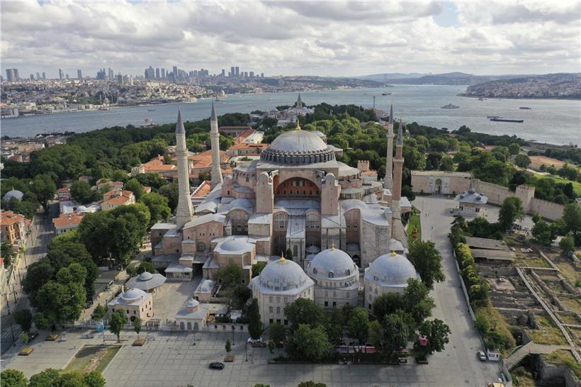 Blick auf die Hagia Sophia. Rund 90 Jahre nach der Umwandlung des Istanbuler Wahrzeichens Hagia Sophia in ein Museum durch Republikgründer Mustafa Kemal Atatürk wird das Gebäude wieder eine Moschee.
