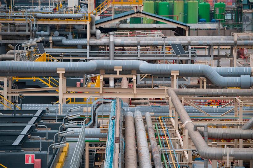 Blick auf die Leitungen der Regasifizierungsanlage des spanischen Unternehmens Enagas in Barcelona
