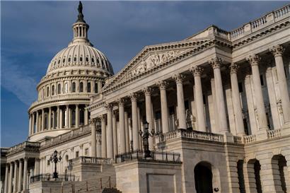 Blick auf die Senatsseite des Kapitols am frühen Morgen
