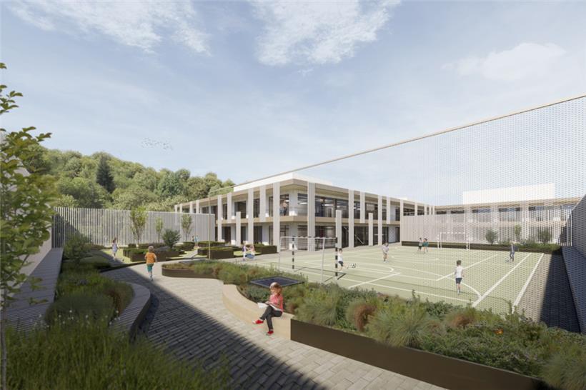 Blick auf die Sportanlage und den grünen Schulhof