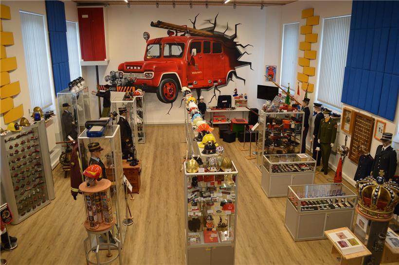 Blick auf die moderne oberste Etage des Museums mit großen Fenstern und Ausstellungsflächen unter natürlichem Licht