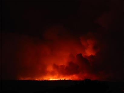 Blick auf ein Feuer im Naturschutzgebiet „Hautes Fagnes“ (Hohes Venn)