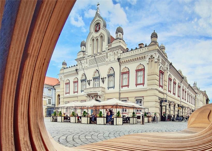 Blick auf ein Verwaltungsgebäude der serbisch-orthodoxen Kirche am Unionsplatz in Temeswar
