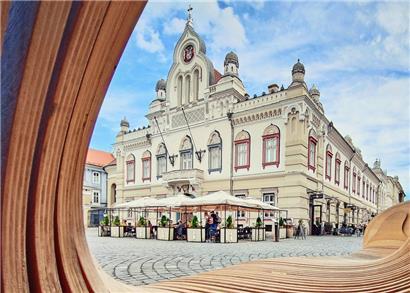 Blick auf ein Verwaltungsgebäude der serbisch-orthodoxen Kirche am Unionsplatz in Temeswar

