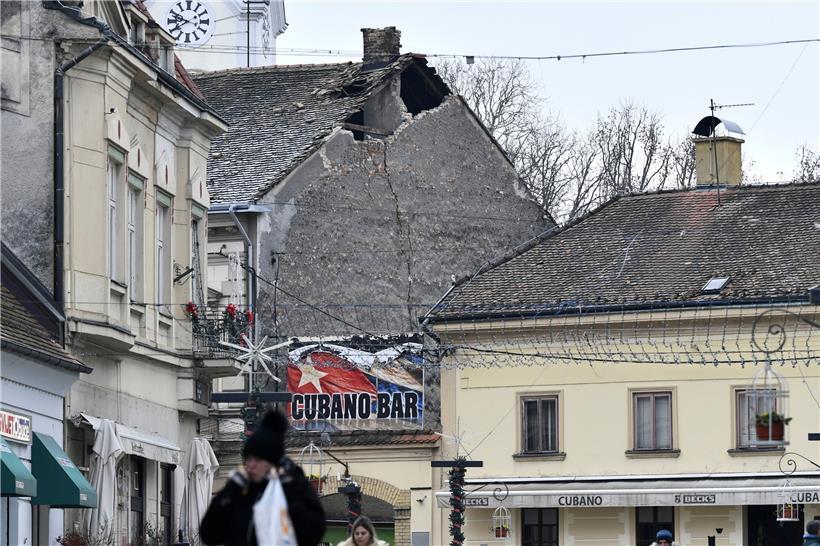 Blick auf ein beschädigtes Dach in Sisak. Zwei schwere Erdstöße haben Kroatien erschüttert.
