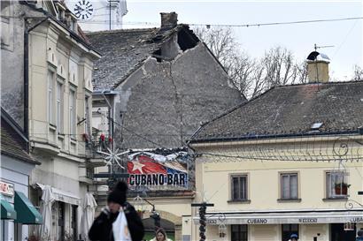 Blick auf ein beschädigtes Dach in Sisak. Zwei schwere Erdstöße haben Kroatien erschüttert.
