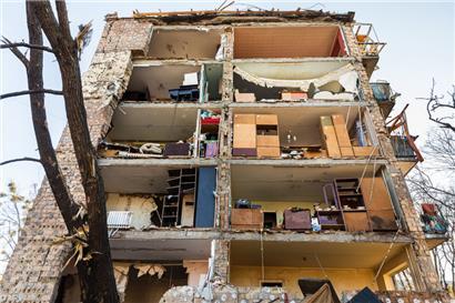 Blick auf ein beschädigtes Wohnhaus nach einem russischen Angriff in der ukrainischen Hauptstadt Kiew
