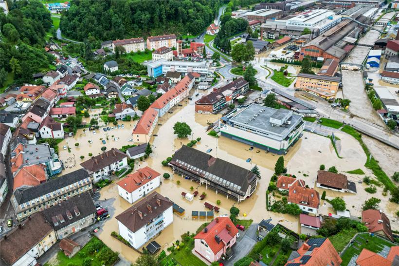 Blick auf ein überschwemmtes Gebiet in Ravne na Koroskem, rund 60 Kilometer nordöstlich von Ljubljana. Starke Regenfälle verursachten in Teilen Sloweniens Sturzfluten und Erdrutsche, die Straßen und Brücken blockierten, Gebäude überfluteten und Evakuierungen erzwangen
