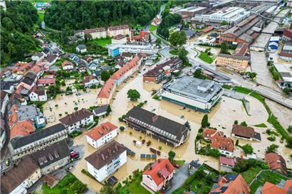 Blick auf ein überschwemmtes Gebiet in Ravne na Koroskem, rund 60 Kilometer nordöstlich von Ljubljana. Starke Regenfälle verursachten in Teilen Sloweniens Sturzfluten und Erdrutsche, die Straßen und Brücken blockierten, Gebäude überfluteten und Evakuierungen erzwangen

