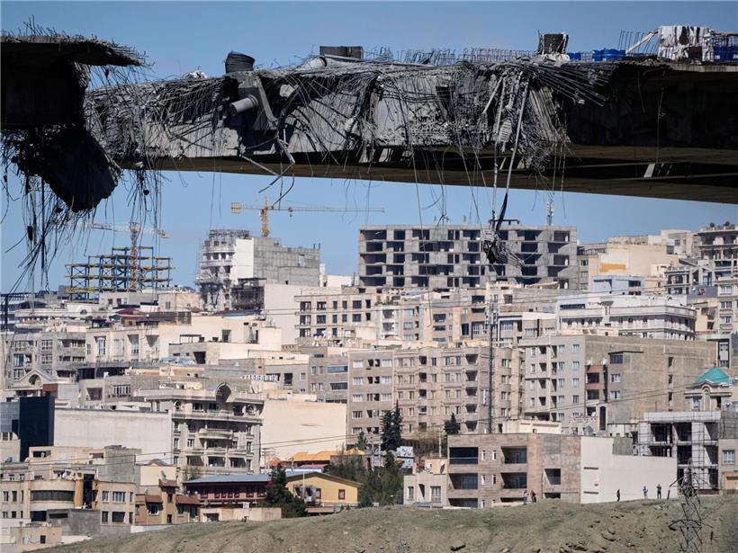 Zerstörte Brücke nach US-Luftangriffen, Trümmer und rauchende Trümmerteile in urbaner Umgebung