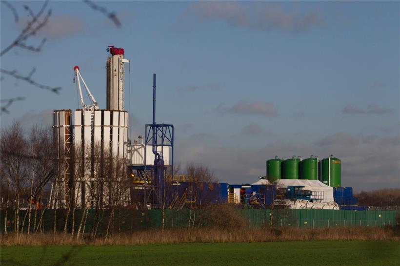 Blick auf eine Fracking-Anlage, die zur Gasproduktion genutzt wird: Greenpeace und ASTM werfen der neuen Direktive des „Fonds de compensation“ vor, weiterhin in „schmutzige Firmen“ zu investieren
