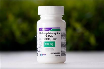 Blick auf eine Packung Hydroxychloroquin-Tabletten. Nach dem kritischen Bericht über die Wirkung der Malaria-Arznei Hydroxychloroquin bei Covid-19-Erkrankten hat Luxemburg, wie auch weitere Staaten, Tests mit dem Medikament ausgesetzt. 
