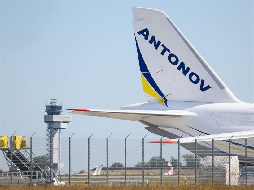 Blick auf eine ukrainische Antonow am Flughafen Leipzig