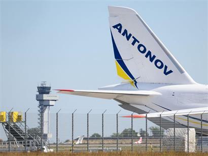 Blick auf eine ukrainische Antonow am Flughafen Leipzig