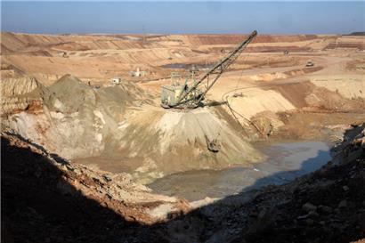 Blick auf einen Ilmenit-Tagebau in einer Schlucht in der Region Kirowohrad
