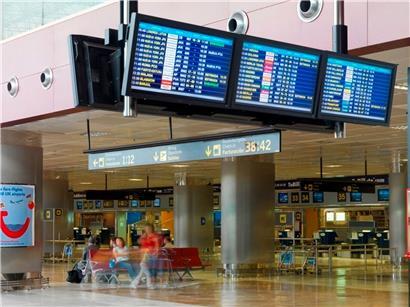 Terminal des Flughafens Tenerife Sur mit 80-jährigem Touristen und Rollstuhl seiner verstorbenen Ehefrau am Check-in.