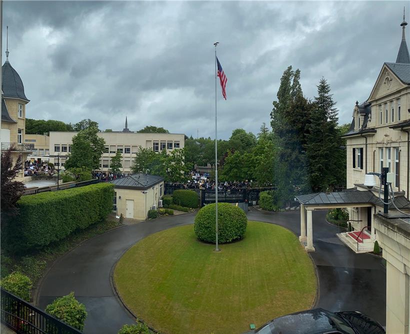 Blick aus der US-Botschaft auf die Demonstration.
