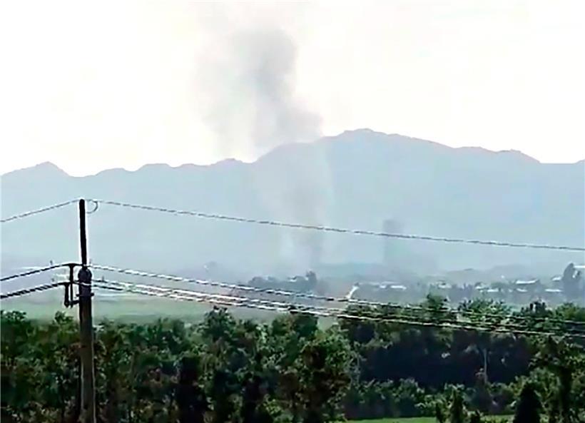 Blick aus der südkoreanischen Stadt Paju auf die nordkoreanischen Grenzstadt Kaesong, aus der Rauch aufsteigt
