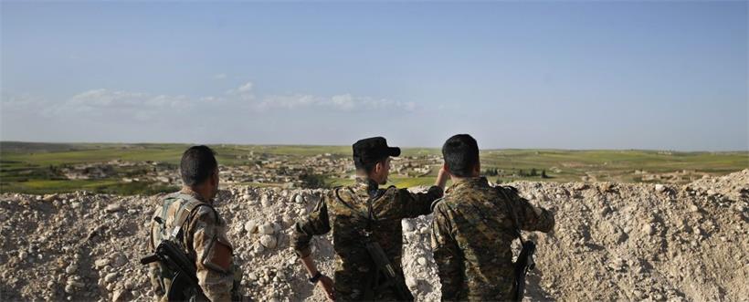 Blick gen Feind: Kurdische Kämpfer halten nahe Manbidsch Ausschau nach türkischen Verbänden
