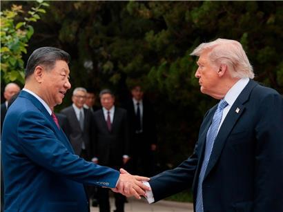 Xi Jinping und Donald Trump beim Händedruck am 15. Mai in Peking, offizielle Begegnung, politische Führungskräfte