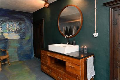 Blick in das Badezimmer, wo ebenfalls Antikes und Modernes zusammengefunden haben
