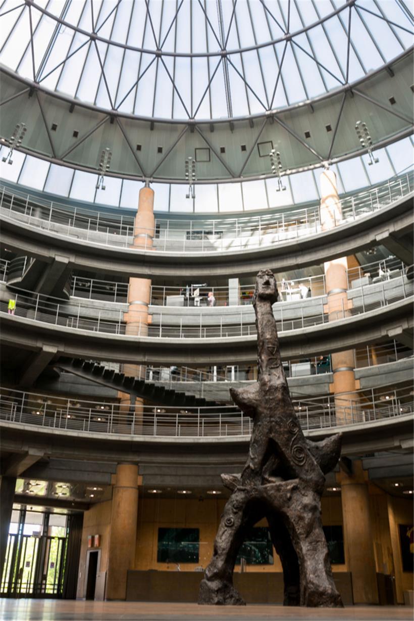 Blick in das Gebäude der Deutschen Bank in Luxemburg
