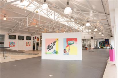 Blick in den Ausstellungsraum mit (im Vordergrund) Bildern von Xavier Karger
