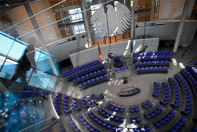 Blick in den Bundestag, wo am Dienstag eine der entscheidendsten Abstimmungen der zu Ende gehenden und neuen Legislaturperiode stattfinden wird
