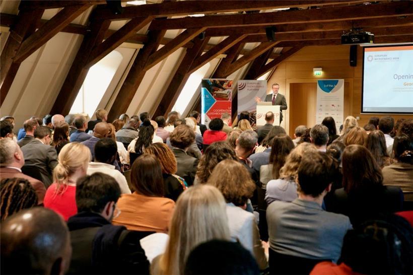 Blick in den Raum bei einer der Veranstaltungen, die 2024 in der Abtei Neumünster stattgefunden haben
