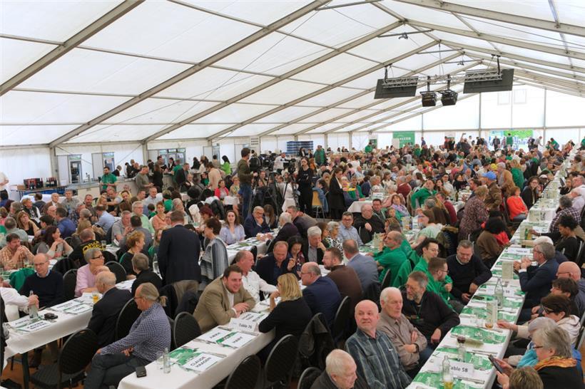 Blick in den Saal beim 1. Mai des LCGB am Montagmorgen in Remich. Zum Mittagessen blieben von den zahlreichen Politikern nur CSV-Leute. Insgesamt hatten sich 1.300 Leute zum Essen angemeldet. 

