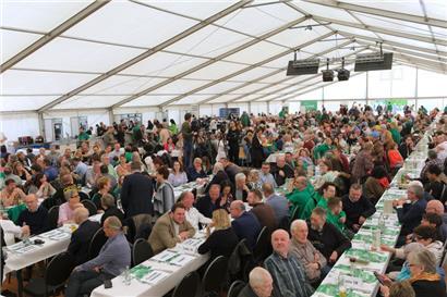 Blick in den Saal beim 1. Mai des LCGB am Montagmorgen in Remich. Zum Mittagessen blieben von den zahlreichen Politikern nur CSV-Leute. Insgesamt hatten sich 1.300 Leute zum Essen angemeldet. 
