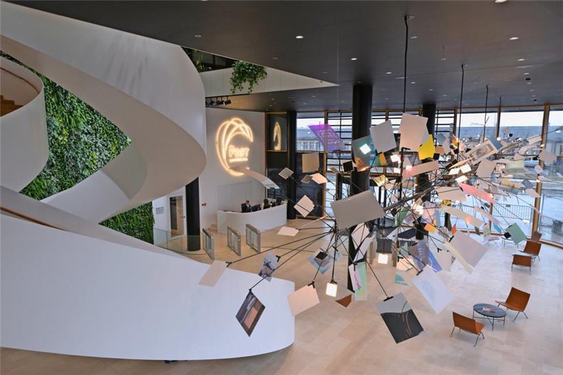 Blick in die Empfangshalle des neuen Post-Hauptsitzes gegenüber vom Hauptbahnhof Luxemburg
