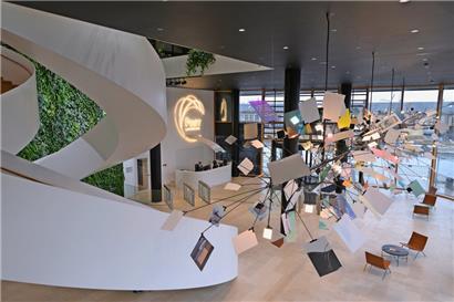 Blick in die Empfangshalle des neuen Post-Hauptsitzes gegenüber vom Hauptbahnhof Luxemburg
