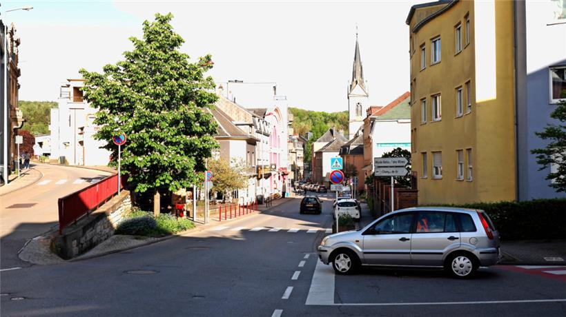 Blick in die Grand-rue von Esch kommend: Die Einmündung links soll durch Ampeln geregelt werden
