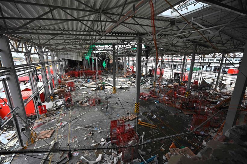 Blick in die durch einen russischen Angriff zerstörte Lagerhalle der ukrainischen Post: Die systematischen Zerstörungen der zivilen Einrichtungen in der Ukraine durch die russischen Invasoren gehen weiter
