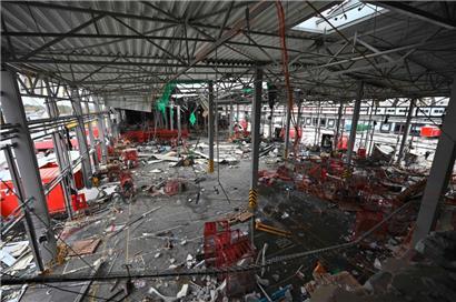 Blick in die durch einen russischen Angriff zerstörte Lagerhalle der ukrainischen Post: Die systematischen Zerstörungen der zivilen Einrichtungen in der Ukraine durch die russischen Invasoren gehen weiter
