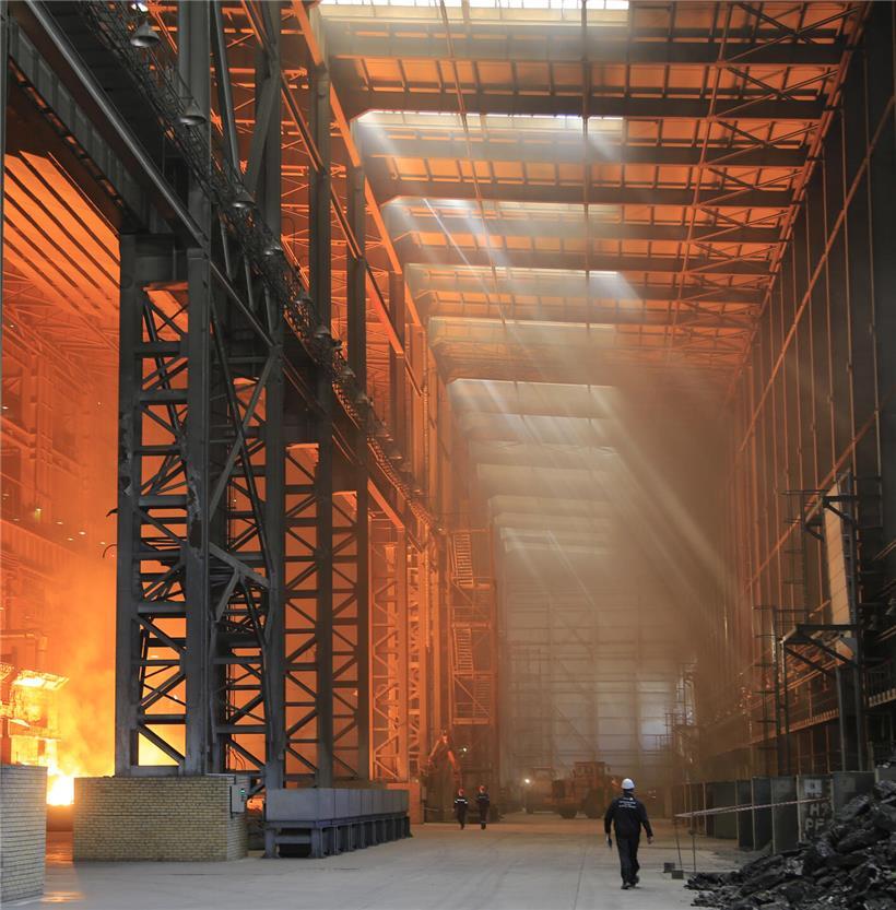 Innenansicht eines Kazchrome-Ferrolegierungswerks in Kasachstan mit Industrieanlagen und Produktionslinien