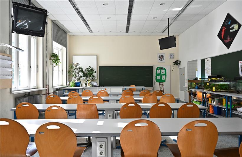 Blick in ein leeres Klassenzimmer. Im Saarland dürfen Kinder und Mitarbeitende aus der Coronavirus-Risikoregion Grand Est ab morgen nicht mehr in die Saarländer Schulen und Kindertagesstätten.  
