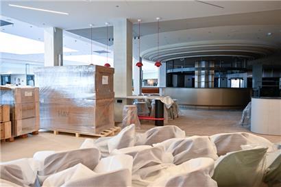 Blick ins Innere der neuen Food Hall mit der runden Bar im Hintergrund
