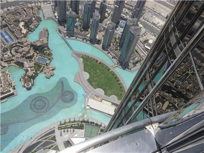 Blick nach unten vom höchsten Wolkenkratzer der Welt. Der Burj Khalifa in Dubai wurde mit Stahlträgern aus Differdingen (ArcelorMittal) und Glas aus Bartringen (Guardian) gebaut.
