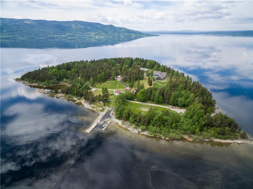 Blick über die Insel Utöya in Norwegen: Zehn Jahre ist es her, dass der norwegische Terrorist Anders Behring Breivik dort und in Oslo insgesamt 77 Menschen tötete
