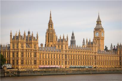 Blick über die Themse auf den Westminster-Palast mit dem Parlament und Big Ben (rechts) in London
