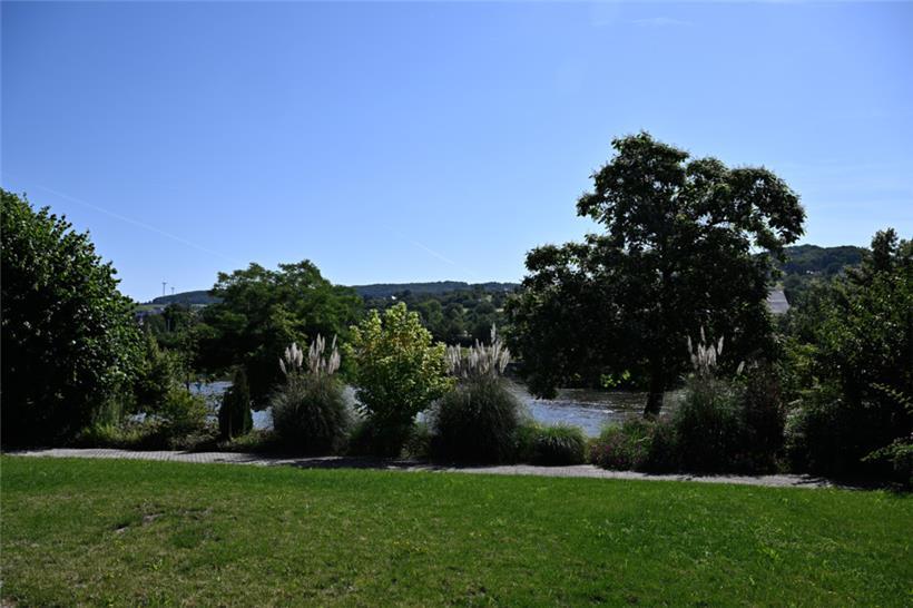 Blick vom Garten aus auf die Mosel und das Dreiländereck mit Frankreich, rechts,...