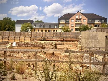 Blick von der Turgaass auf die Ausgrabungsstätte